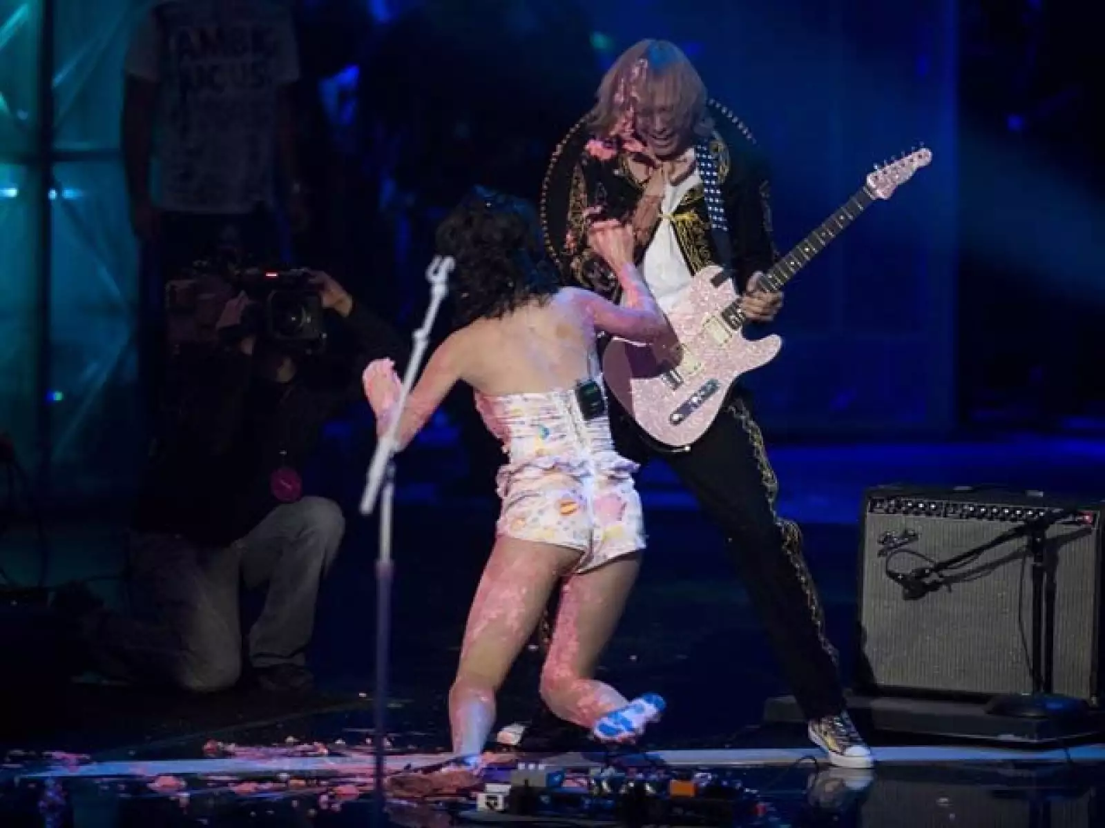 Pero luego pagó las consecuencias. Se rebaló con el merengue y cayó, y no una, ni dos, sino hasta tres veces.