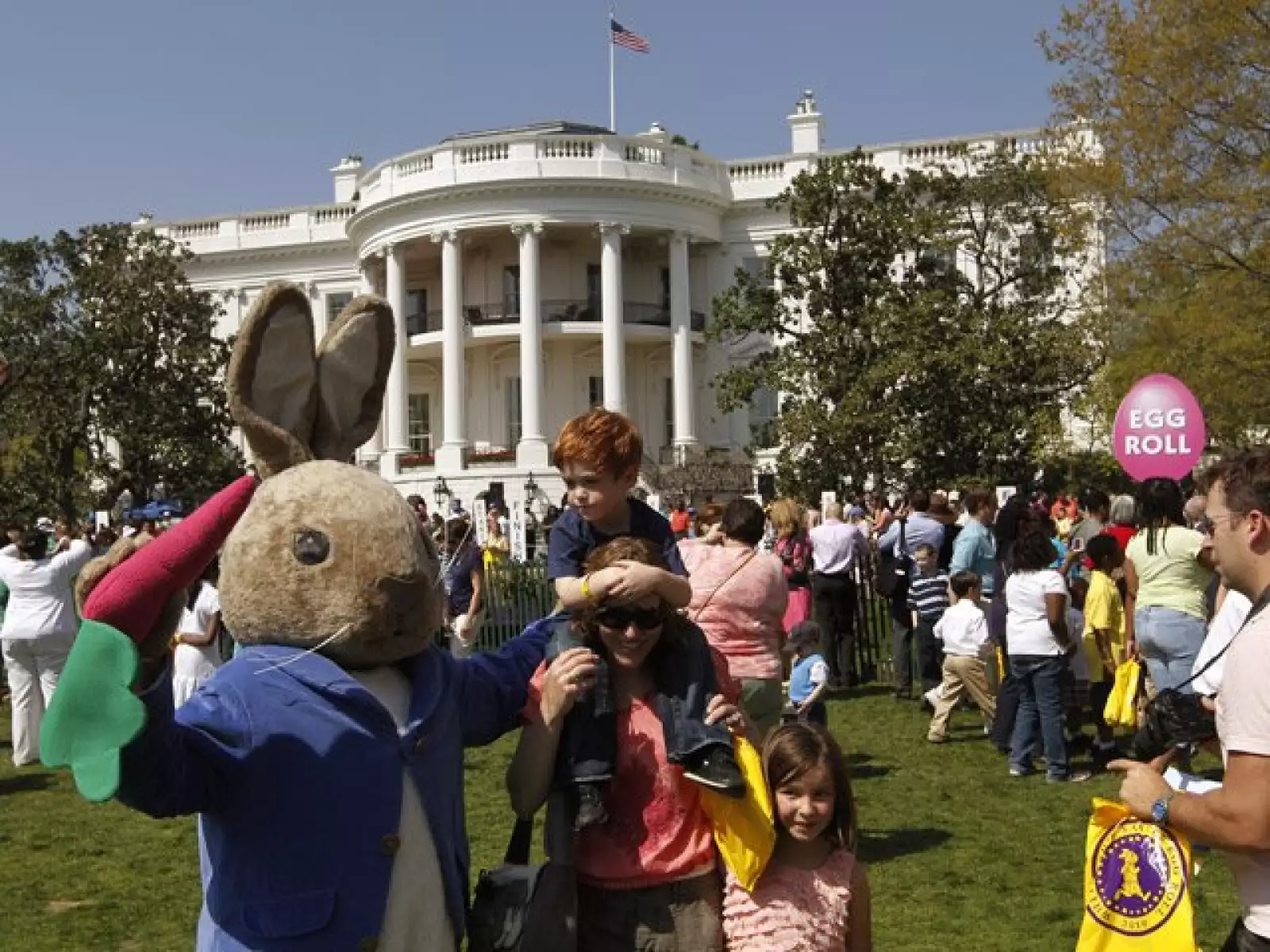 Acompañada del presidente Barack Obama y sus hijas Sasha y Malia, la primera dama, invitó después a los menores a tomar sus lugares en alguna de las pistas que fueron improvisadas para la carrera.