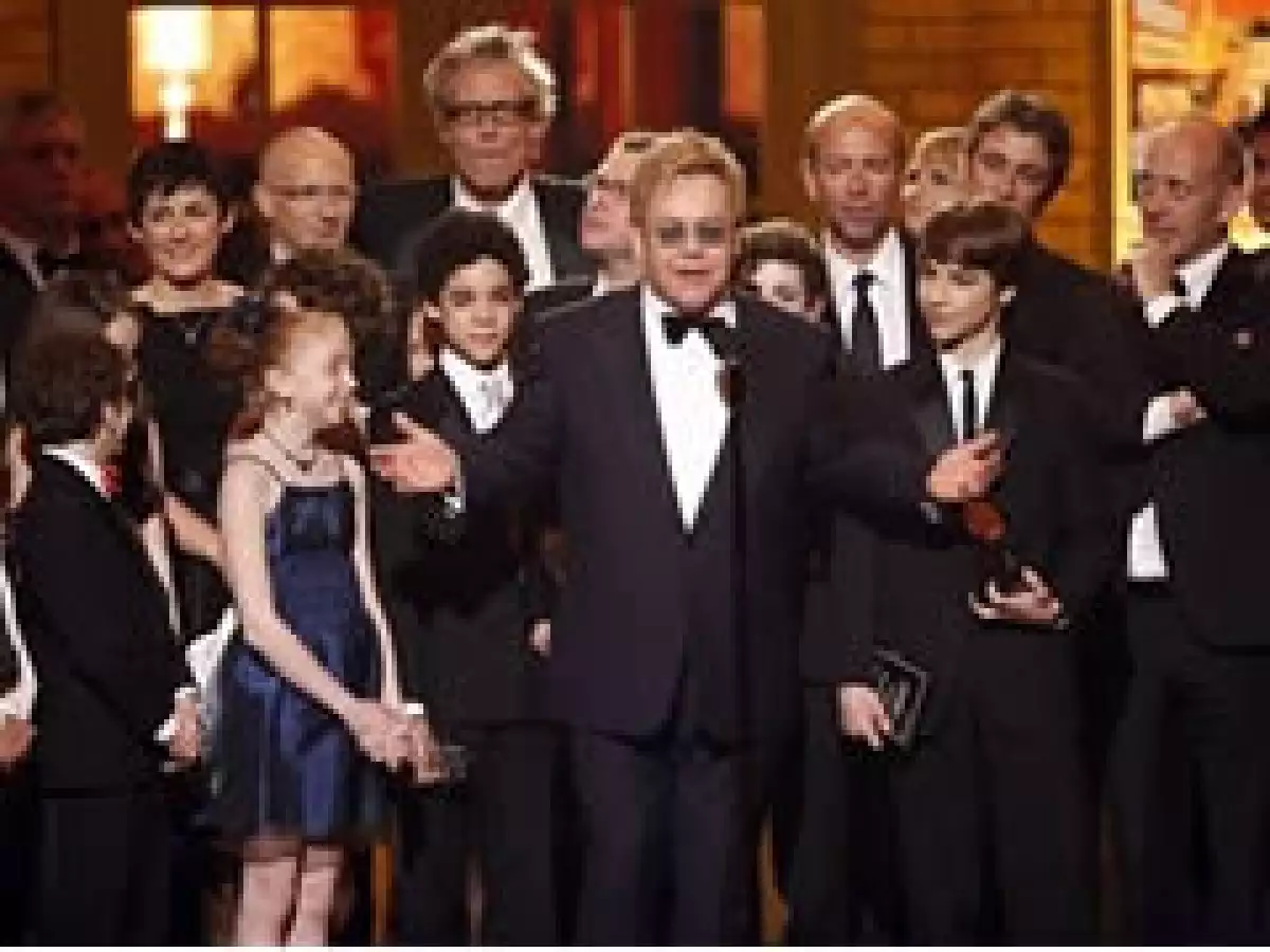 Elton John recibe el galardón por mejor musical en la entrega de los Premios Tony. (Foto: AP)