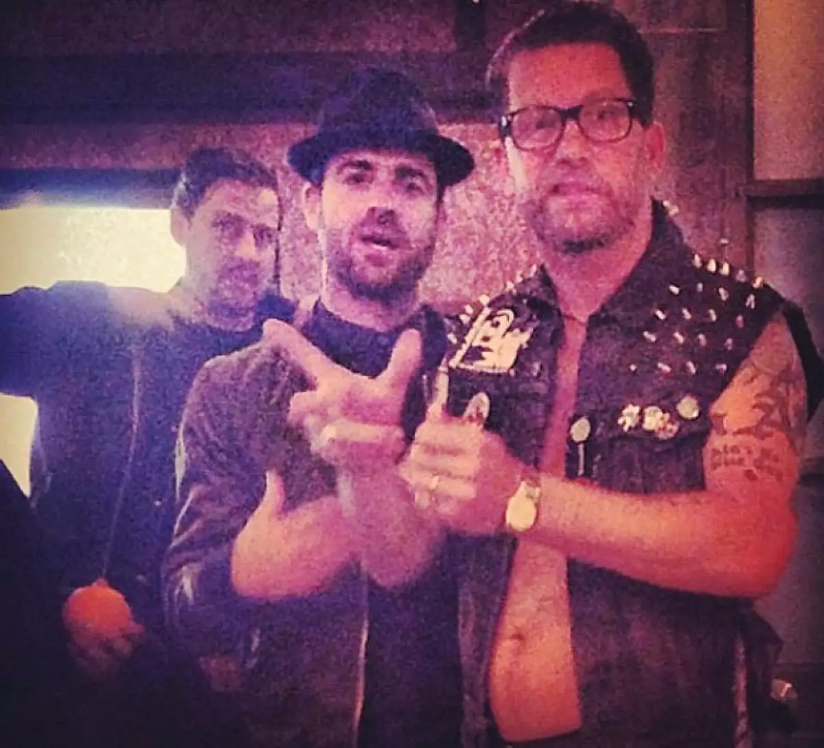 El guionista Gavin Minnes subió a su cuenta de Instagram una foto donde aparece con Justin Theroux disfrutando una noche de hombres.