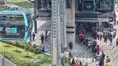 Personas haciendo fila en una de las estaciones del Cablebús de la Ciudad de México. 