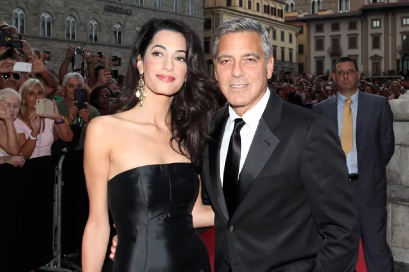 Un testigo de la gala benéfica a la que el actor asistió acompañado de su prometida, grabó el momento en que Clooney le declaraba su amor y anunciaba que tendría una boda a la italiana.