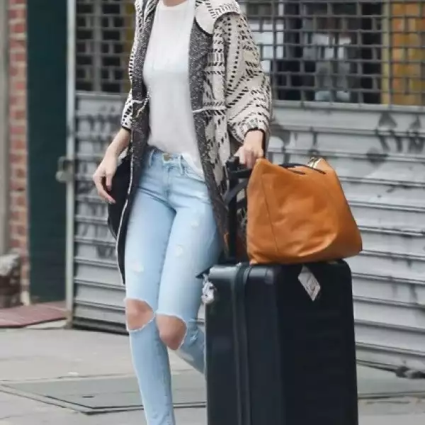 Las piezas de Tory Burch son elementales tanto en la red carpet como en el street style, así como lo comprueba Gigi Hadid al llevar un saco maxi de jacquard.