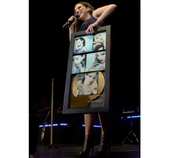 Las altas ventas de 'Afortunadamente no eres tú', le dieron un Disco de Oro a la cantante.