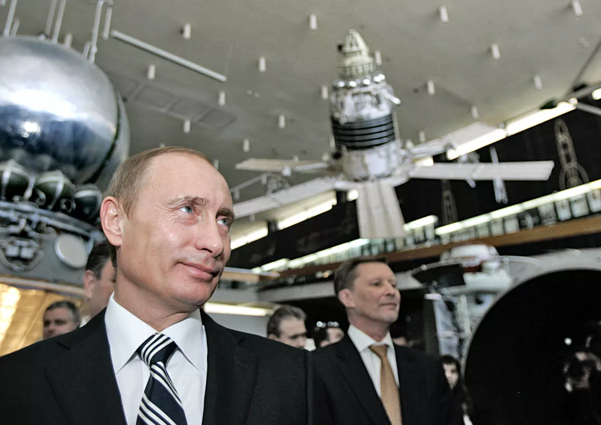 El presidente ruso Vladimir Putin (izq.) y el primer viceprimer ministro Sergei Ivanov observan las exhibiciones en el Museo Tsiolkovsky de Historia de la Astranáutica Soviética (Cosmonáutica), en la ciudad de Kaluga, a unos 190 km al suroeste de Moscú, el 29 de marzo de 2007.
