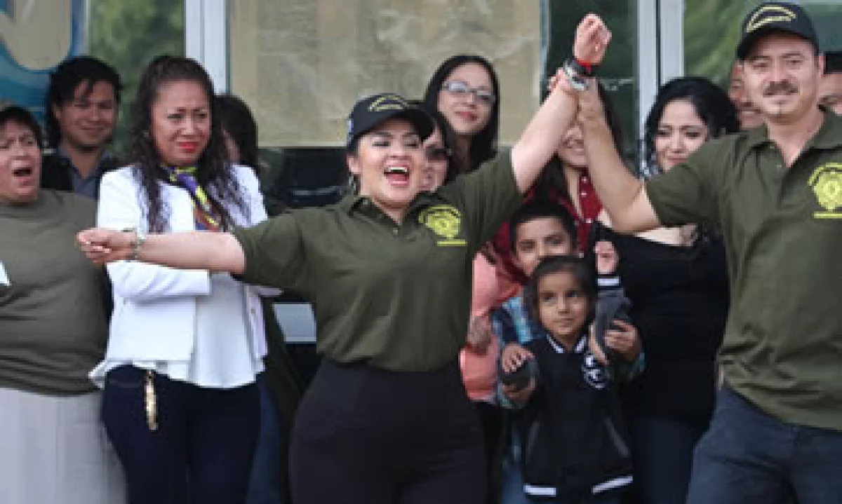 Nestora Salgado (centro) al salir de la prisión del Centro Femenil de Readaptación Social de Tepepan, en la Ciudad de México. (Foto: Cuartoscuro)