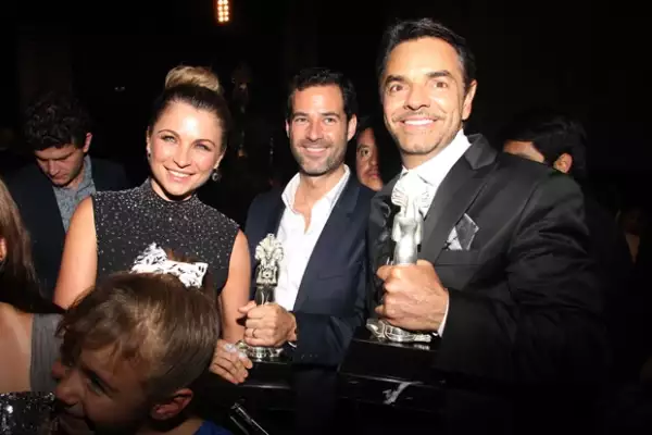 Ludwika y Emiliano con Eugenio Derbez, quien también se llevó premio como Mejor Actor.
