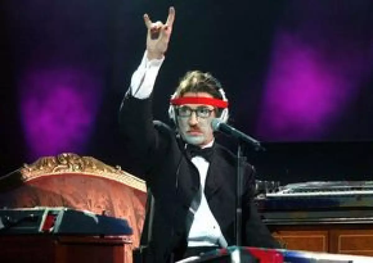 El músico argentino dio un mini show gratuito frente a la Basílica de Luján, al cumplir ocho meses del inicio de su rehabilitación por su adicción a las drogas.