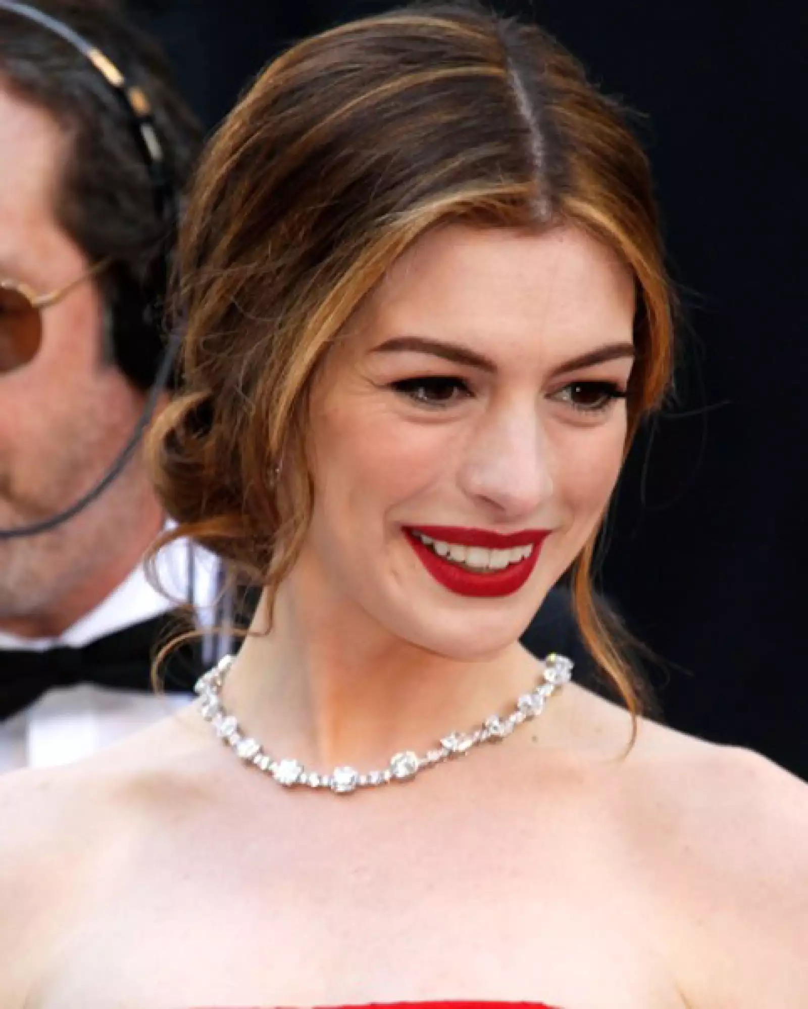 Un chongo bajo con pelo suelto al frente se sugiere para las más relajadas.