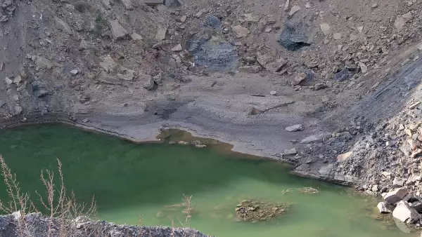 Al fondo de este tajo se observa una cueva. Es la entrada a una mina subterránea.