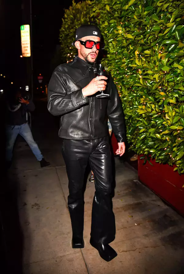 Bad Bunny en un total black look en Los Ángeles. 
