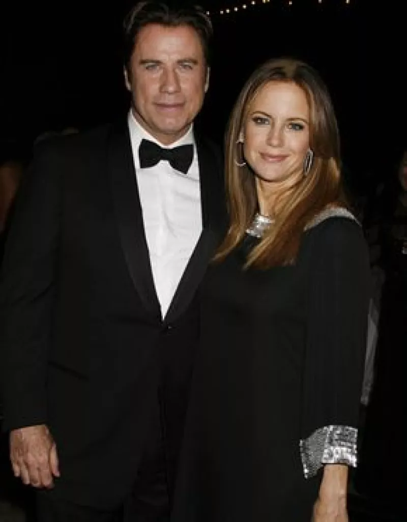 Las amenazas parecen estar relacionadas con fotografías que quieren publicar de su difunto hijo .