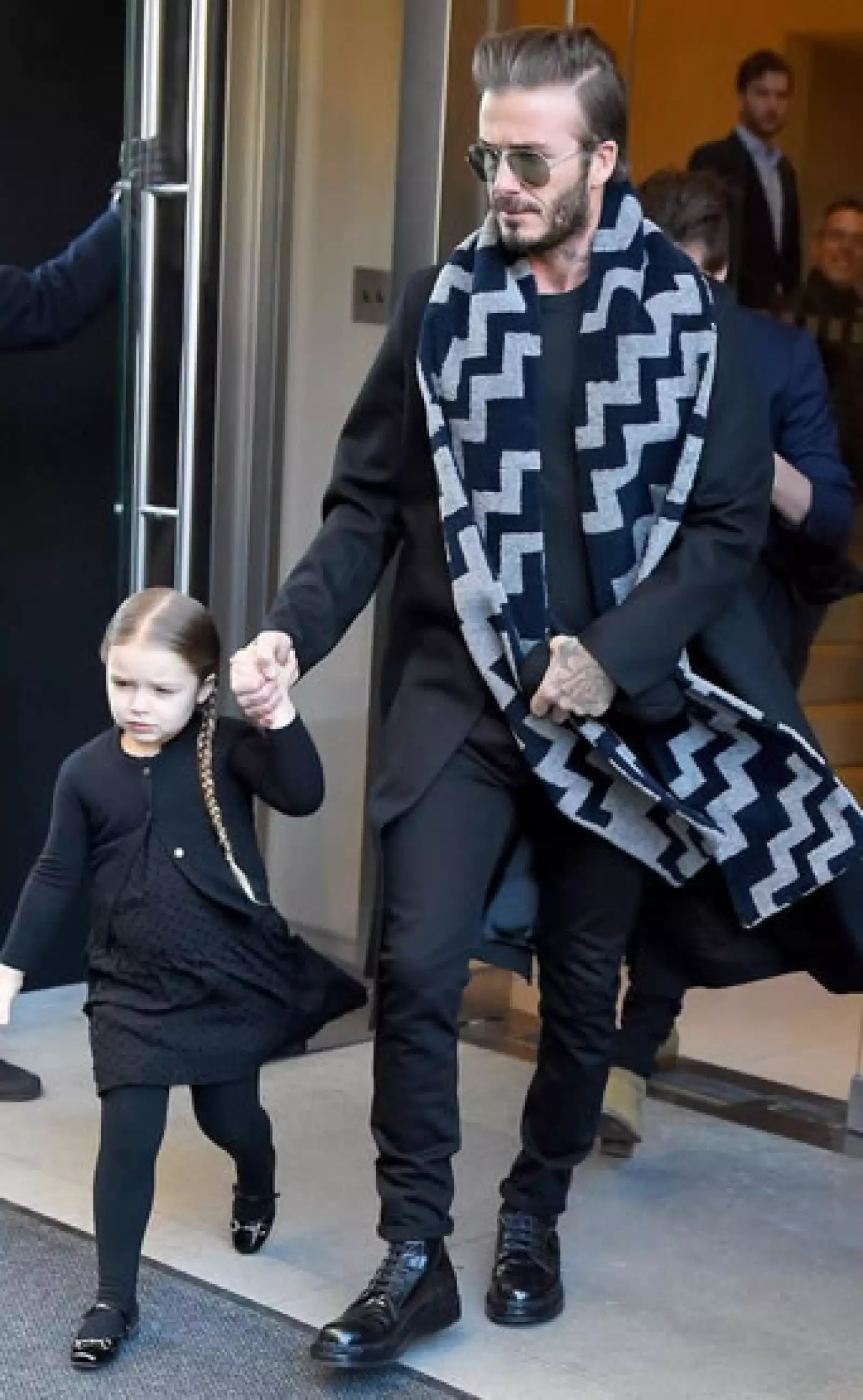 Es sabido por todos el buen gusto en la moda de padre e hija, aquí los vemos saliendo del desfile que Victoria Beckham hizo en New York Fashion Week.