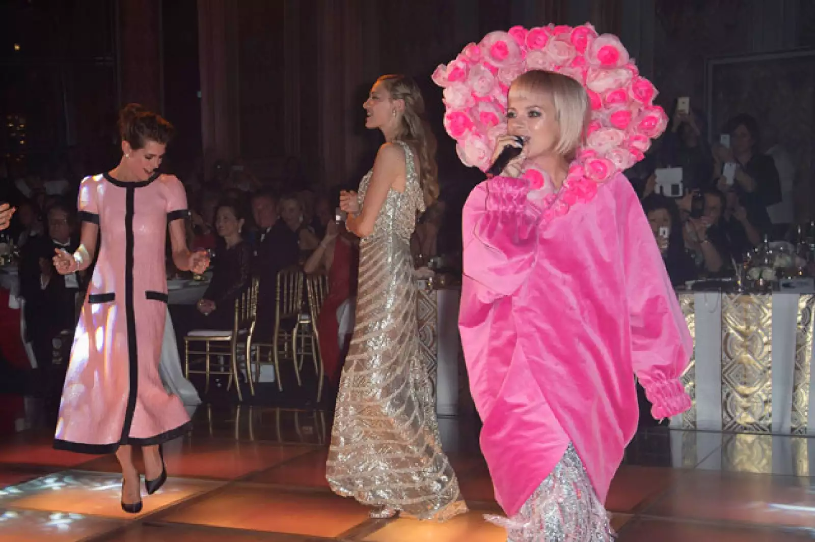Aunque Carlota Casiraghi lucía radiante con su vestido rosa y negro, no pudo ser acompañada por su pareja Gad Elmaleh pues éste tenía gripe.