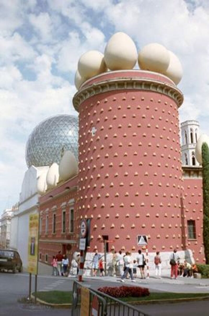 En los años 70 el artista creó e inauguró el Teatro-Museo Dalí, en Figueres, donde está expuesta una gran colección de su obra.