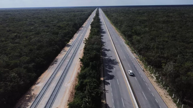 El Proyecto del T Maya avanza en el tramo 4 Izamal- Cancún. El ingeniero Víctor Hugo Garnica Estudillo representante de la empresa ICA y encargado de este tramo comenta que ya se han instalado el 16 por ciento de los 257 kilómetros aproximadamente de d