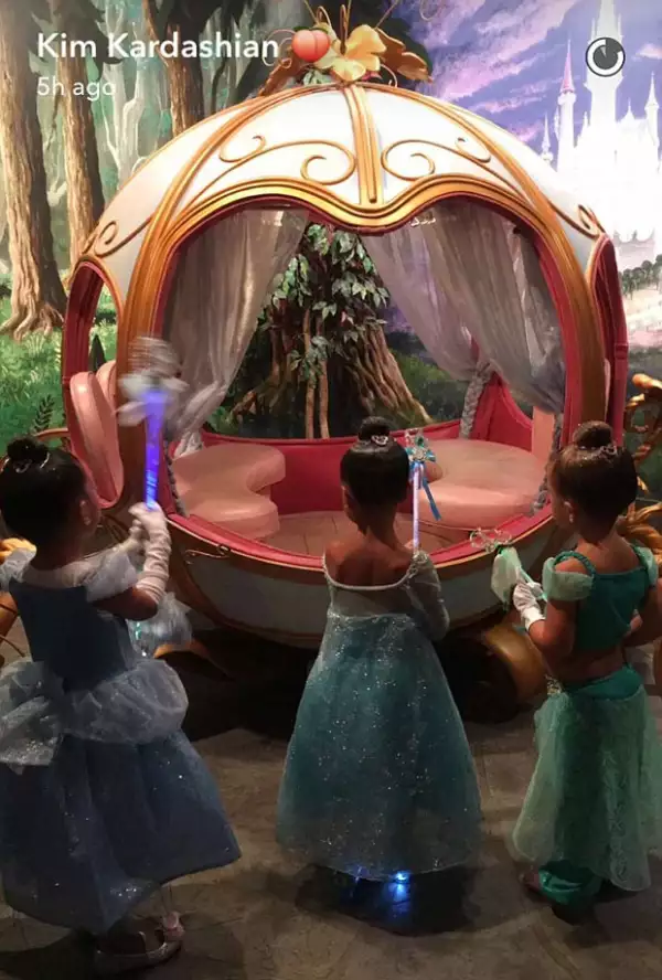 Y sus zapatillas con luces fueron lo mejor del outfit.