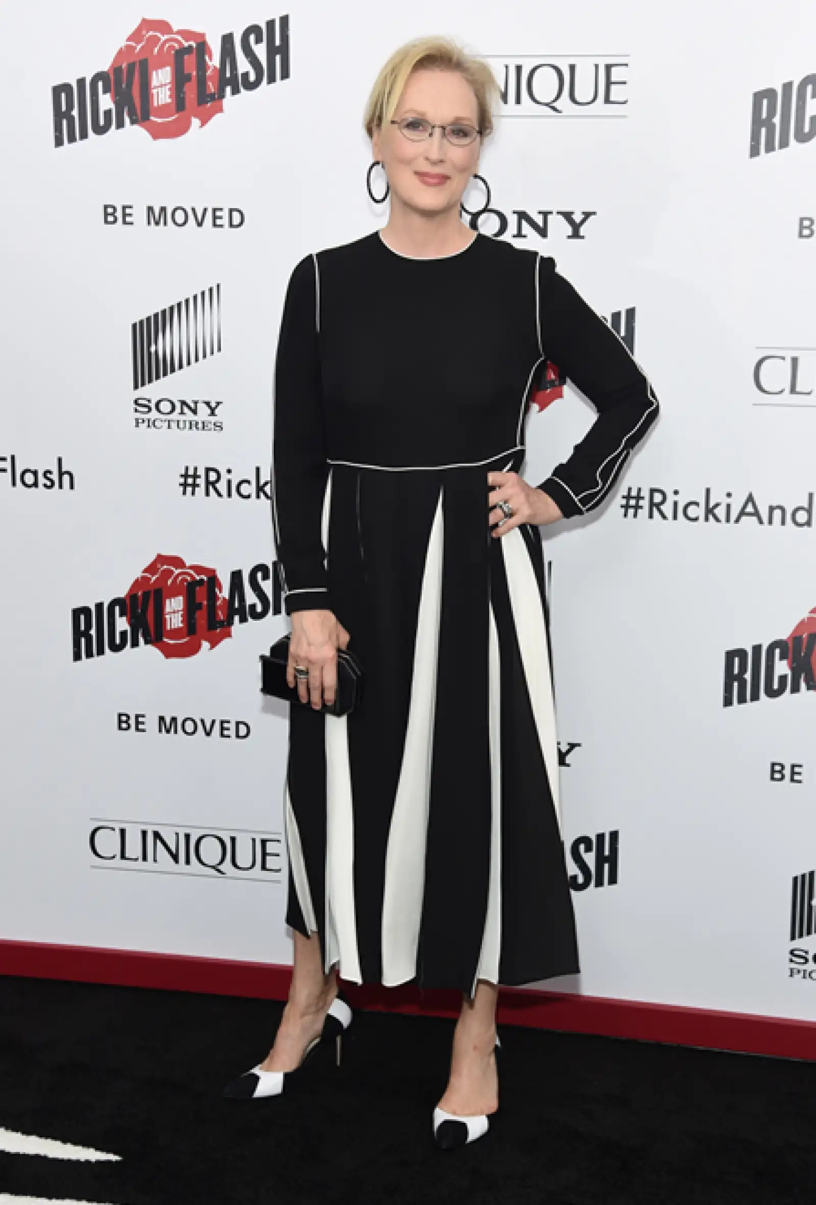 La actriz lució fashion-forward en un vestido Valentino de otoño 2015. Llevó la misma idea del vestido bicolor a los zapatos y complementó su look con arracadas negras.