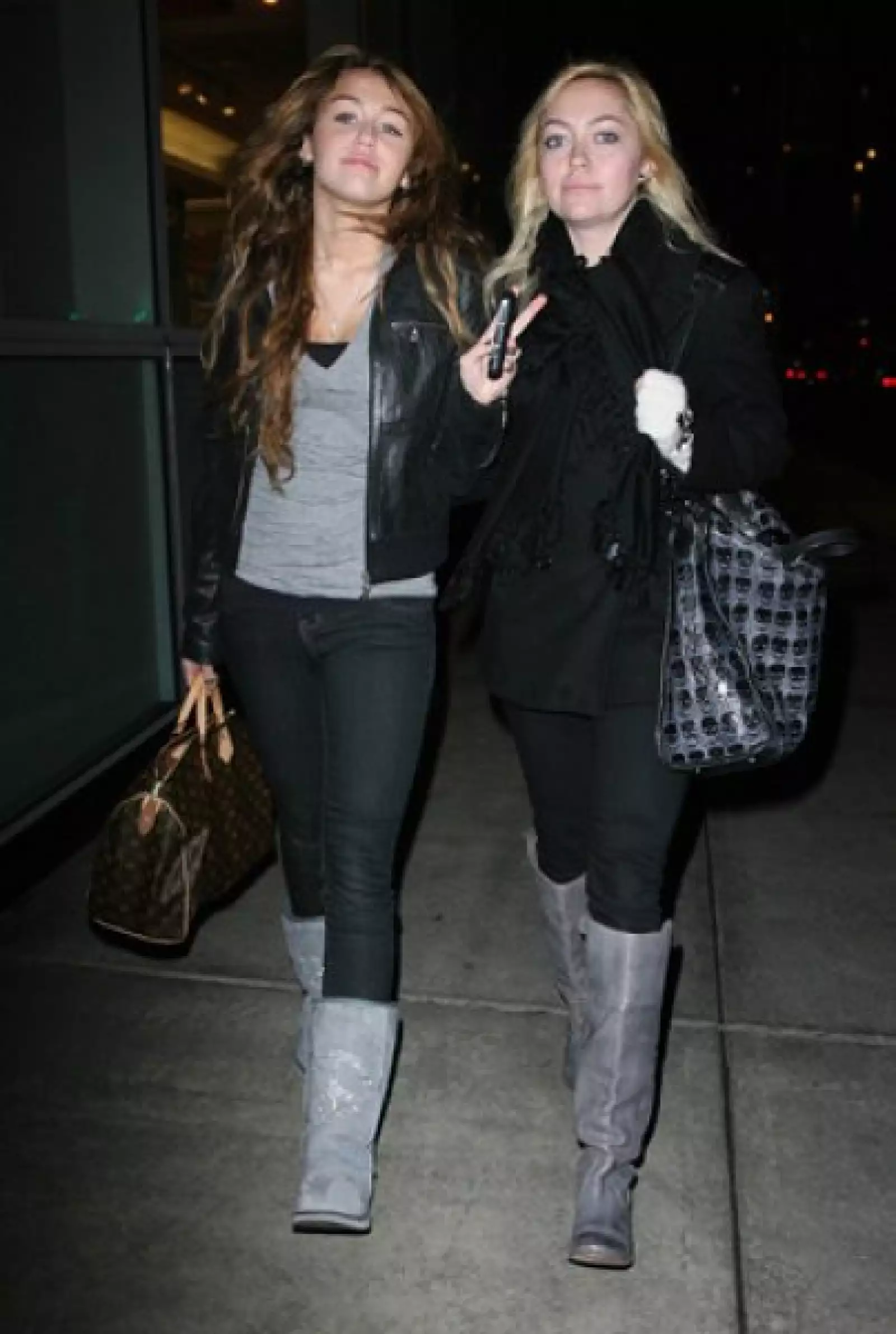 Miley Cyrus y su hermana Brandi salieron de compras a la Avenida Madison en Nueva York.