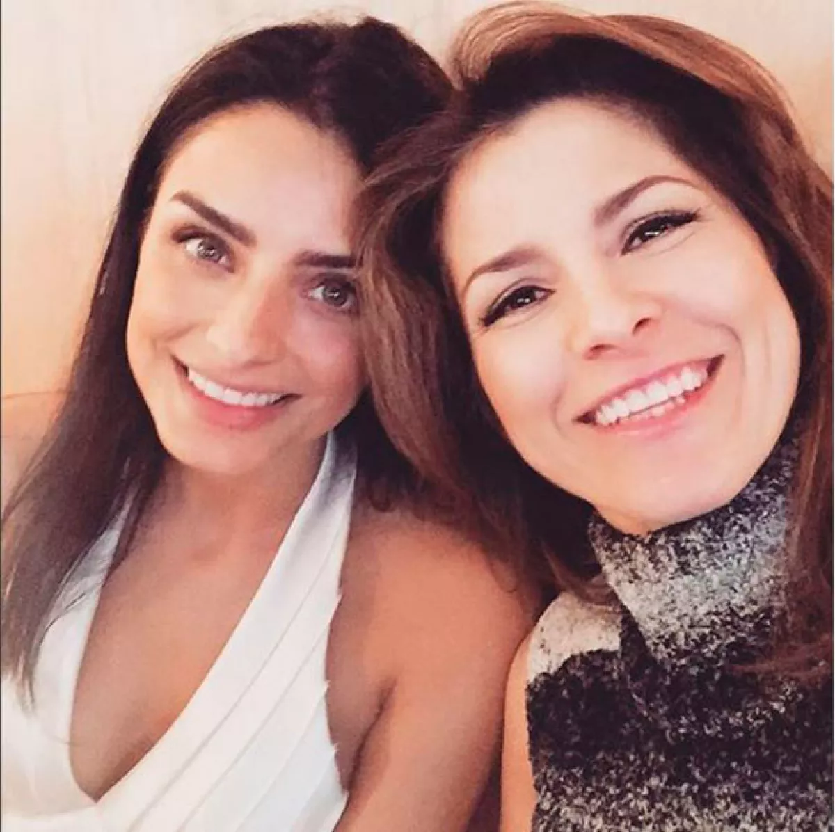 Acaso Aislinn se ha inclinado por este vestido halter para el día de su boda.