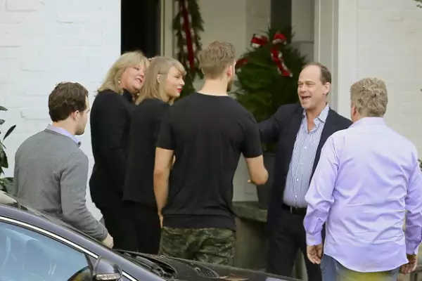 Y además de su fiesta navideña, Taylor también celebró con sus padres y por supuesto, su novio.