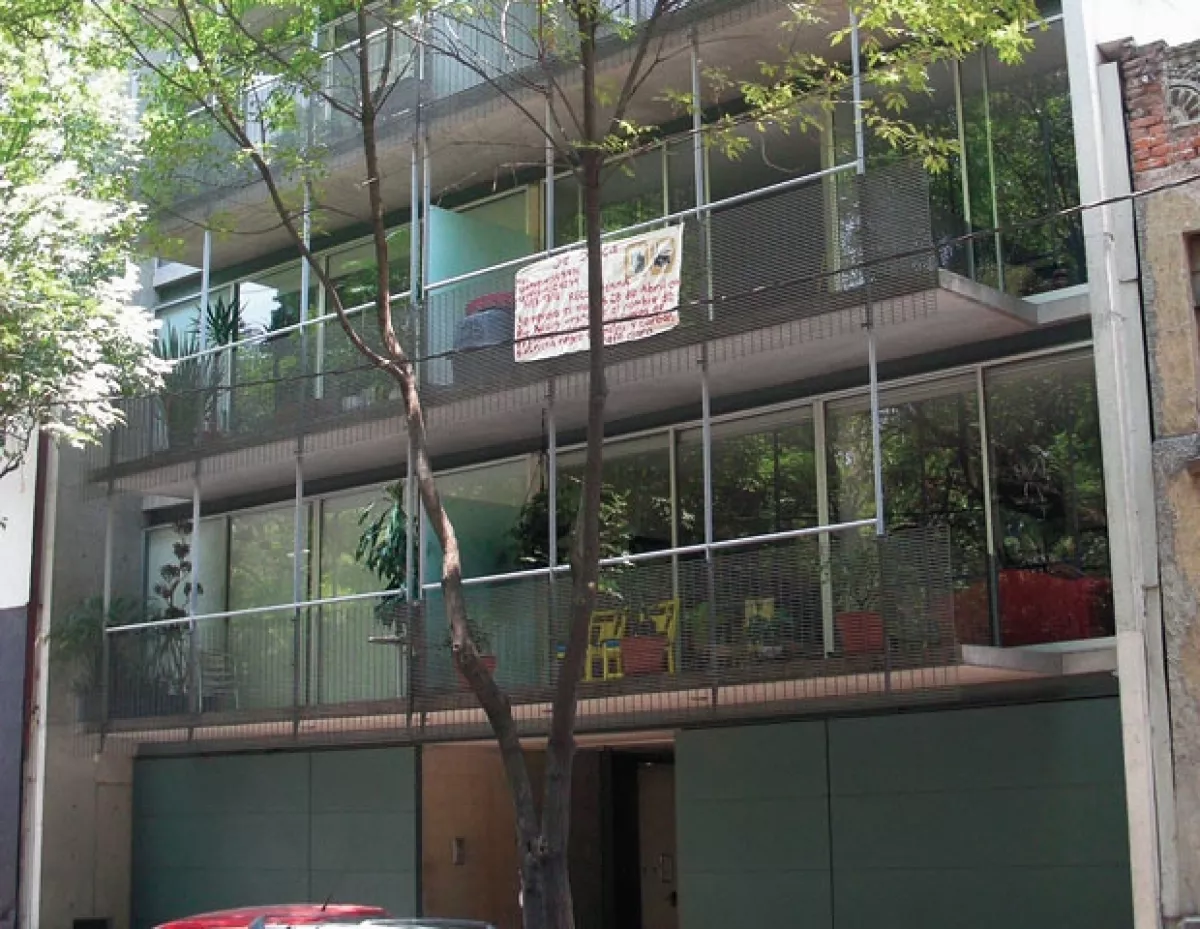 En este edificio de la colonia Condesa se encontraba el "nidito de amor" del político y la actriz.
