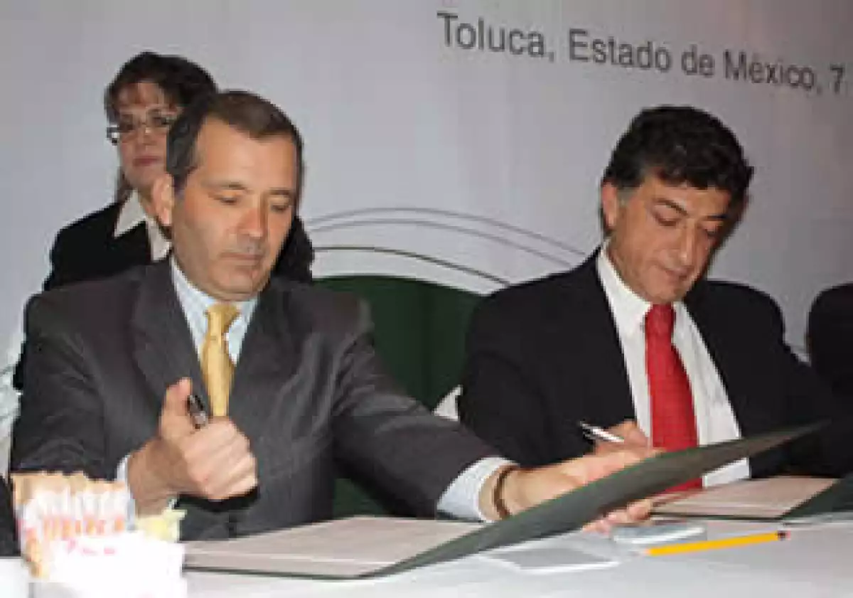 Miguel Conde, del BID y Elías Micha, de Comecyt, durante la firma del convenio para la creación del Sistema Estatal de Innovación en el Estado de México. (Foto: Cortesía Comecyt)