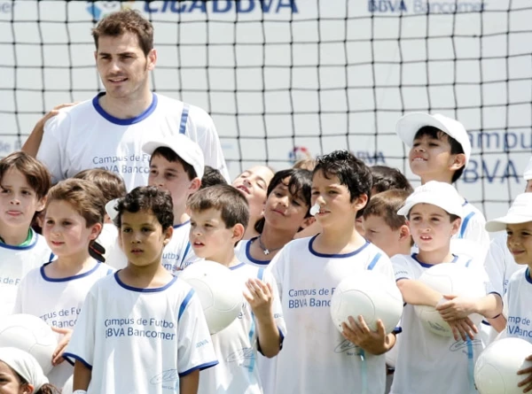 Juan Pablo Calderón Zavala, quien se muestra con un papel en la nariz, estuvo en la práctica con Iker Casillas.