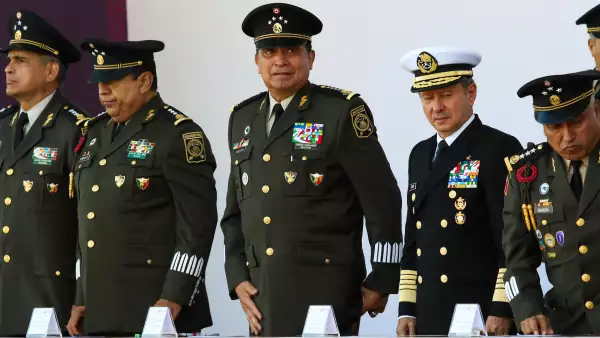Ceremonia de graduación de Ingenieros Militares, en el campo militar.