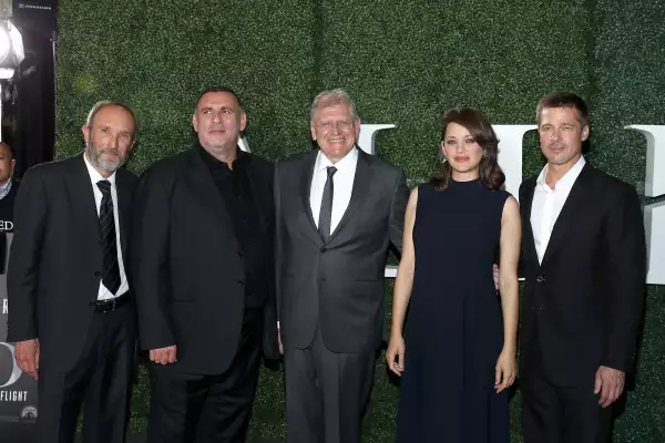 Brad Pitt con el elenco de Allied