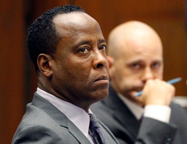 Conrad Murray fue sentenciado a 4 años de prisión y la suspensión definitiva de su licencia médica.