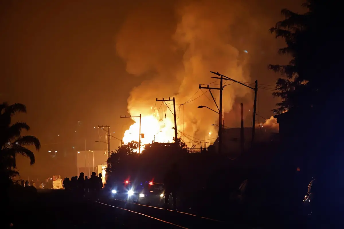 Una fuga en una toma clandestina de gasolina causó una explosión que dejo un saldo preliminar de un muerto y varios heridos, además de decenas de casas afectadas en la Junta Auxiliar de San Pablo Xochimehuacán.
