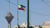 La bandera iraní ondea cerca de la Torre Milad, parte del Centro Internacional de Comercio y Convenciones de Teherán, en la capital el 25 de mayo de 2026. El Ministerio de Relaciones Exteriores de Irán dijo el 25 de mayo que Teherán estaba cobrando tarifas por "servicios de navegación" en los buques que transitaban por el estratégico Estrecho de Hormuz, en lugar de imponer peajes.