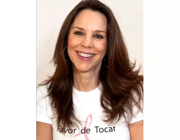 A pesar de que le mutilaron uno de sus senos, está bien y con ganas de vivir.