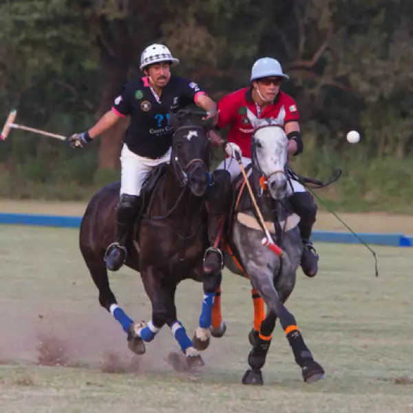 Acción de la final de la Copa Agua Alta. Porsche Vs USA Costa Careyes