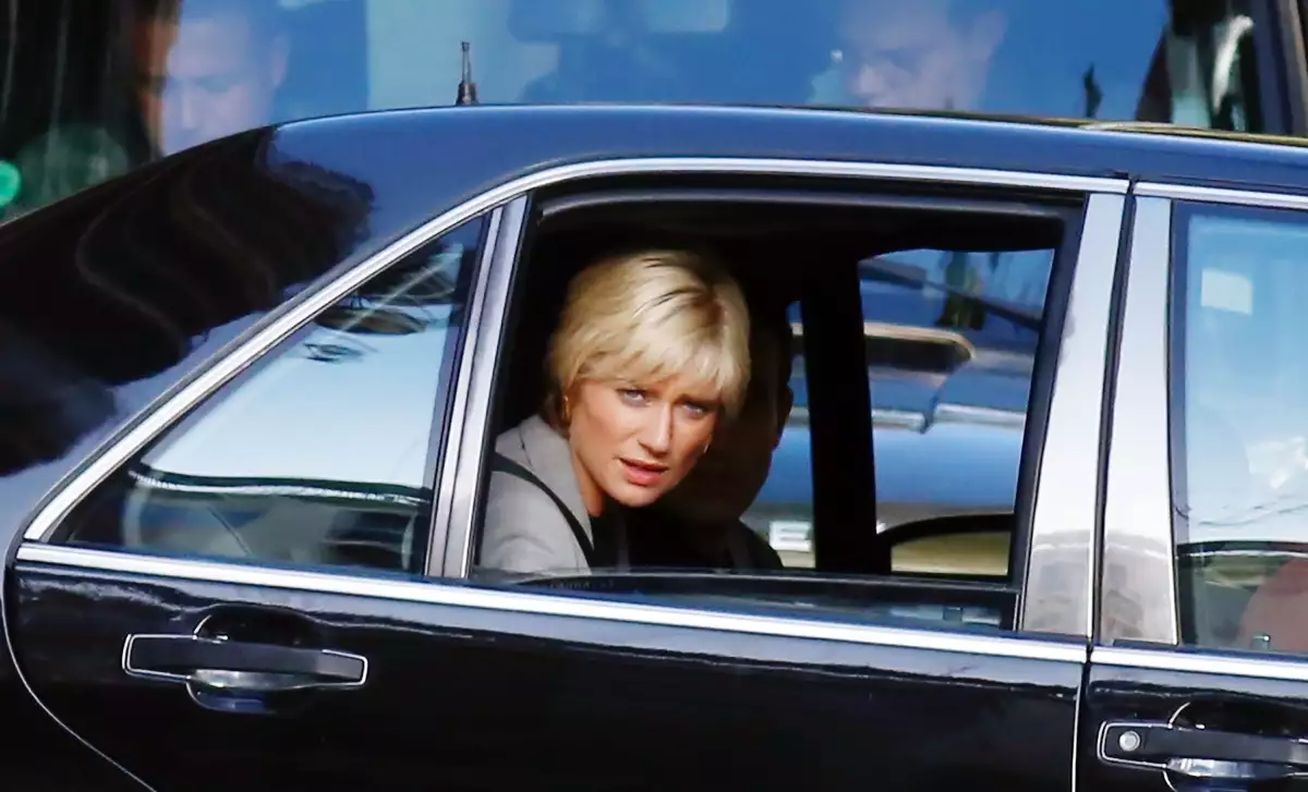 Elizabeth Debicki y Khalid Abdalla