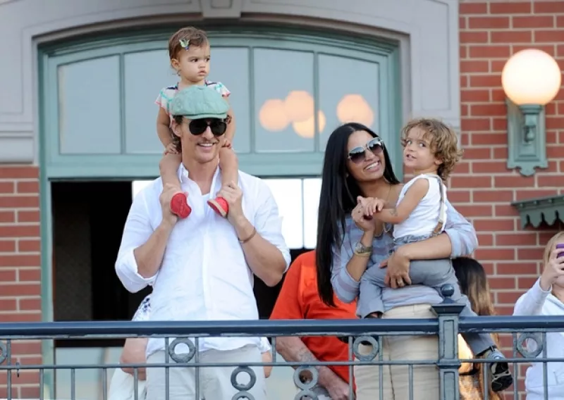 El actor de `Cómo perder a un hombre en 10 días´, su esposa Camila y sus dos hijos pasaron el día en el parque de diversiones de California.