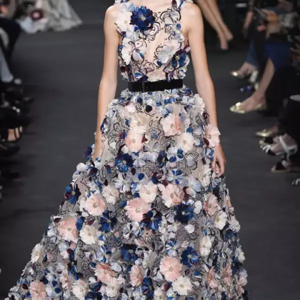 Las flores también fueron un elemento muy presente en esta pasarela.