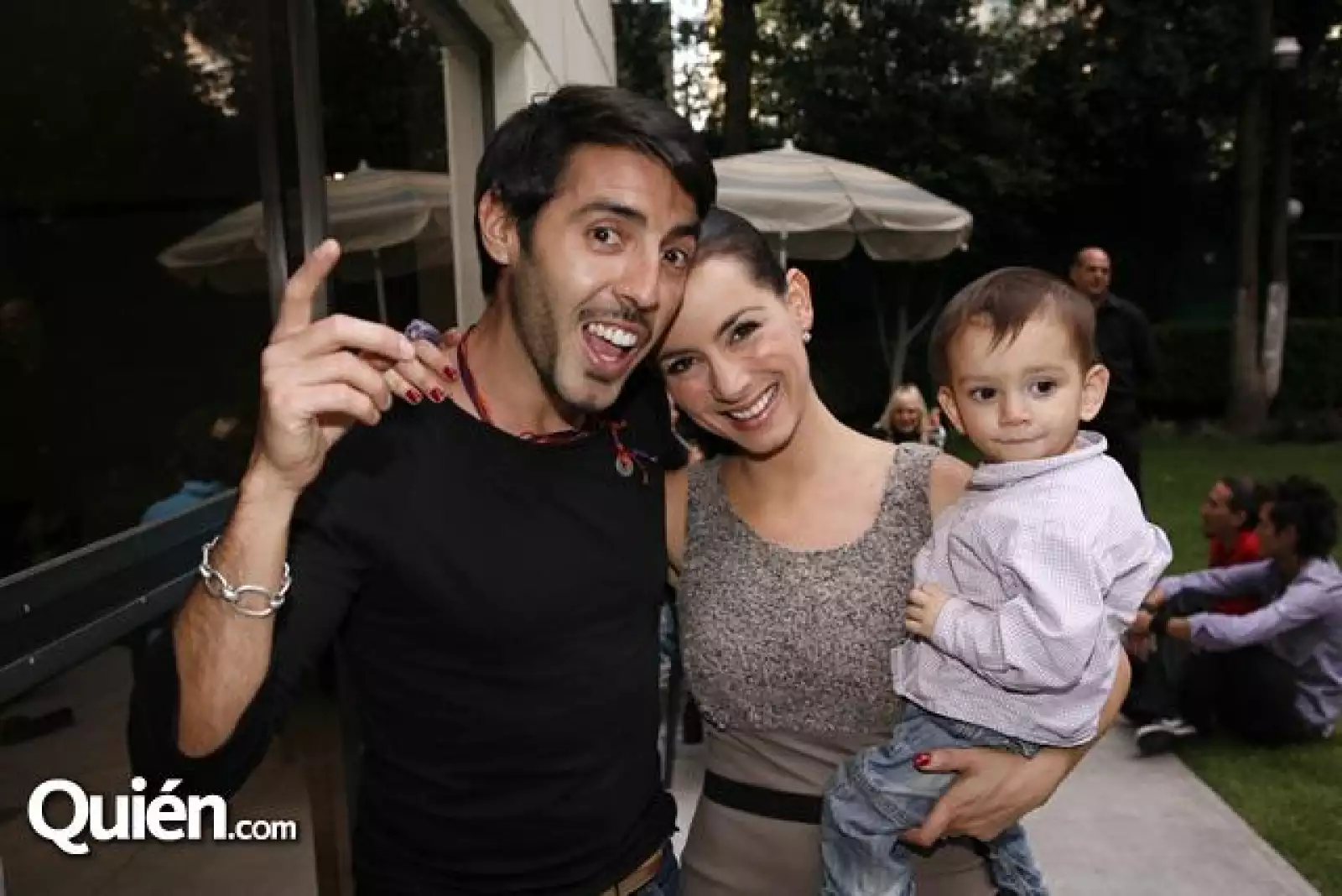 Mariano Garcés,Claudia Lizaldi,Iam Kneeland