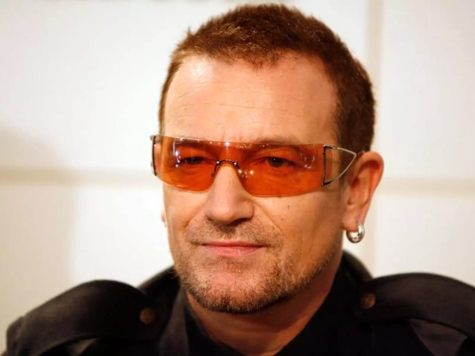 Una serie de imágenes de Bono, líder de la banda U2, acompañado por dos jovencitas con poca ropa, durante sus vacaciones en St. Tropez, Francia, fueron difundidas por diversos medios de comunicación.