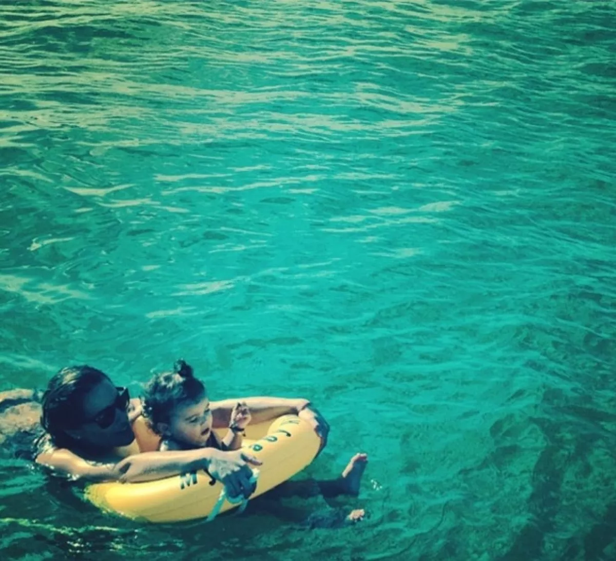 La pequeña Erin parecía disfrutar del agua igual que sus papás, quienes han demostrado ser adictos a los deportes actuáticos.