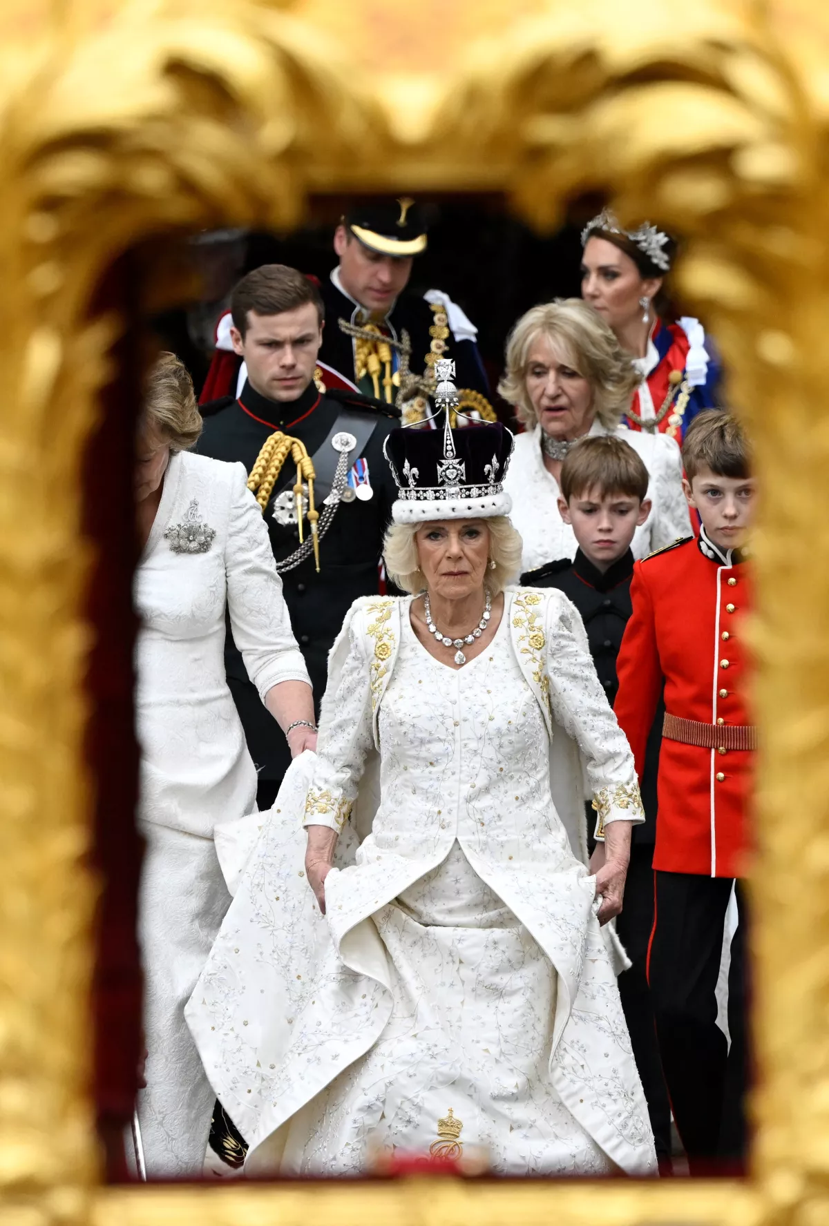 La reina Camila tuvo un problema con su vestido