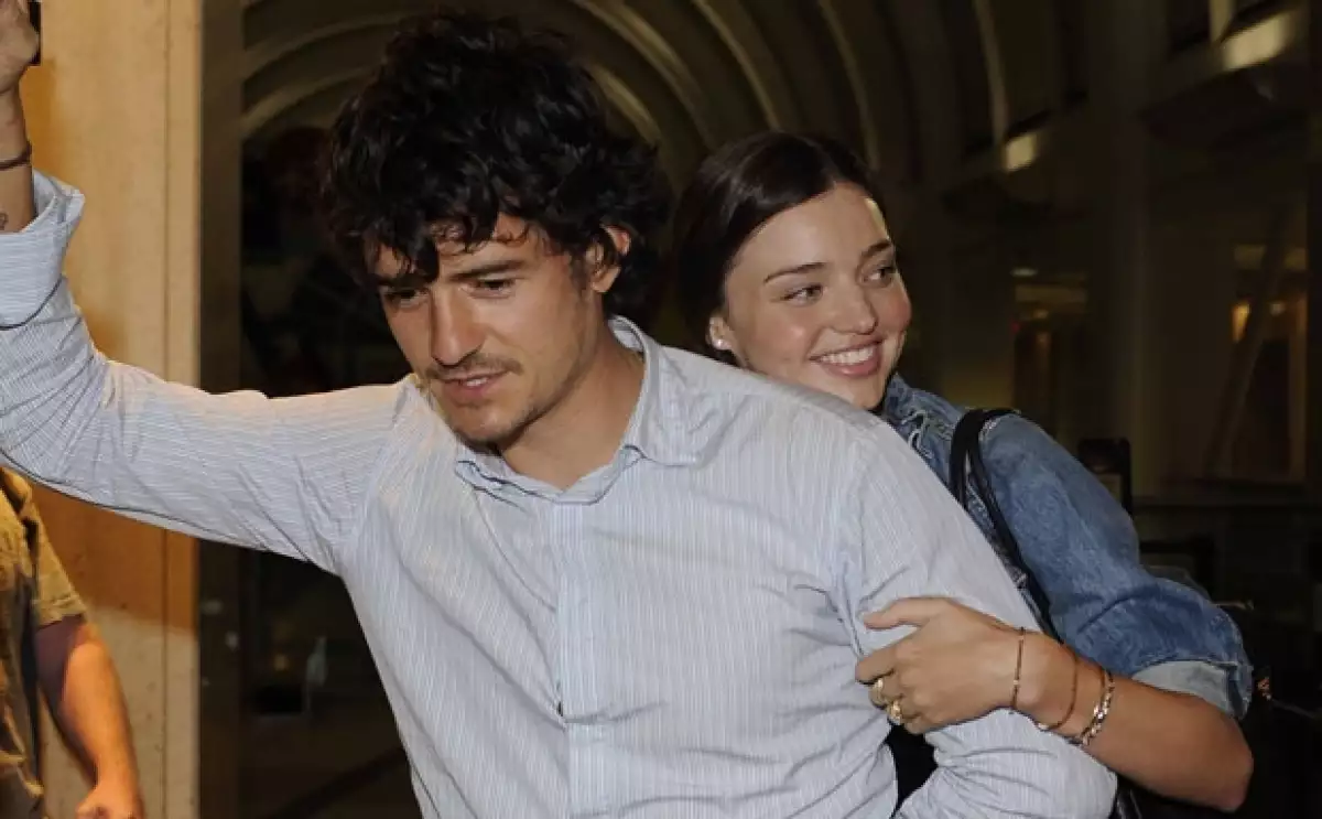 La modelo australiana confirmó que está esperando a su primer hijo y que se encuentra en su cuarto mes de gestación.