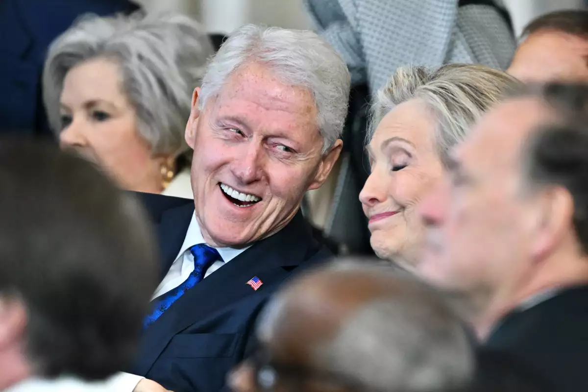 El expresidente de los Estados Unidos, Bill Clinton, y la exsecretaria de Estado Hillary Clinton, asisten a la toma de posesión de Donald Trump en la Rotonda del Capitolio de los Estados Unidos el 20 de enero de 2025 en Washington, DC. Donald Trump asume el cargo para su segundo mandato como el 47o presidente de los Estados Unidos.