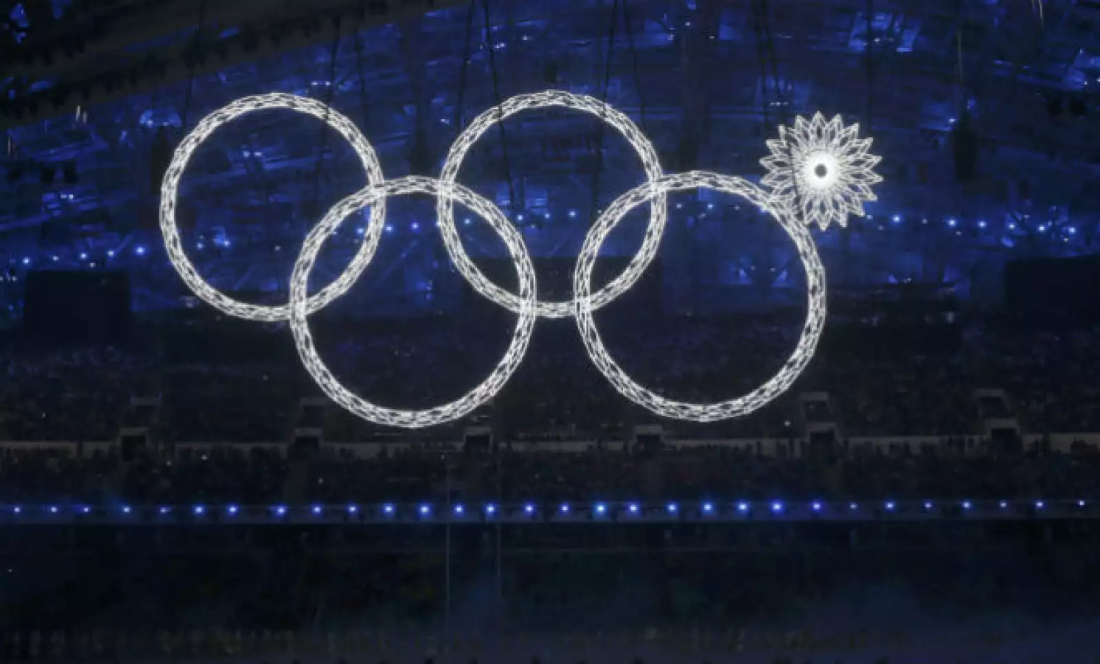 Los aros olímpicos se iluminaron en medio del estadio, aunque uno de ellos no abrió por completo.