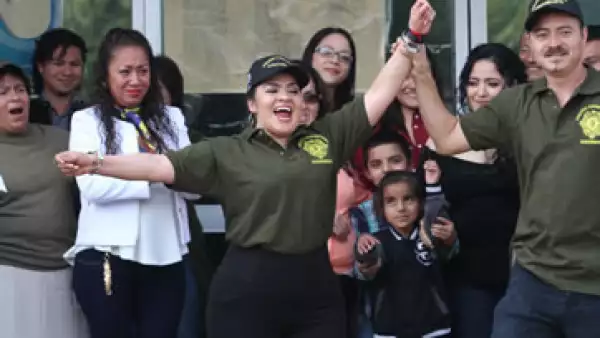 Nestora Salgado (centro) al salir de la prisión del Centro Femenil de Readaptación Social de Tepepan, en la Ciudad de México. (Foto: Cuartoscuro)