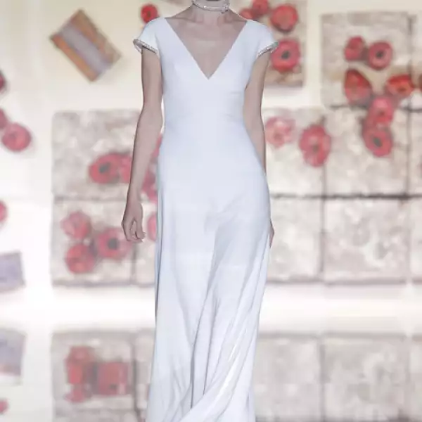 Vestido en V con detalles de cristal en las mangas.