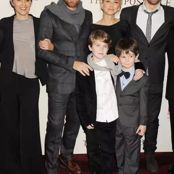 Aunque Ewan McGregor no da a conocer mucho de su vida privada, es sabido que tiene 4 hijas con su esposa, Eve Mavrakis, dos de ellas biológicas y las otras dos adoptadas.