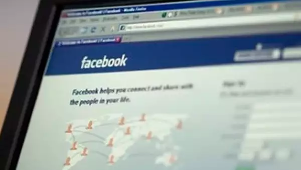 El 35% de los trabajadores mexicanos consulta sus perfiles en las redes sociales online al menos una vez al día. (AP)