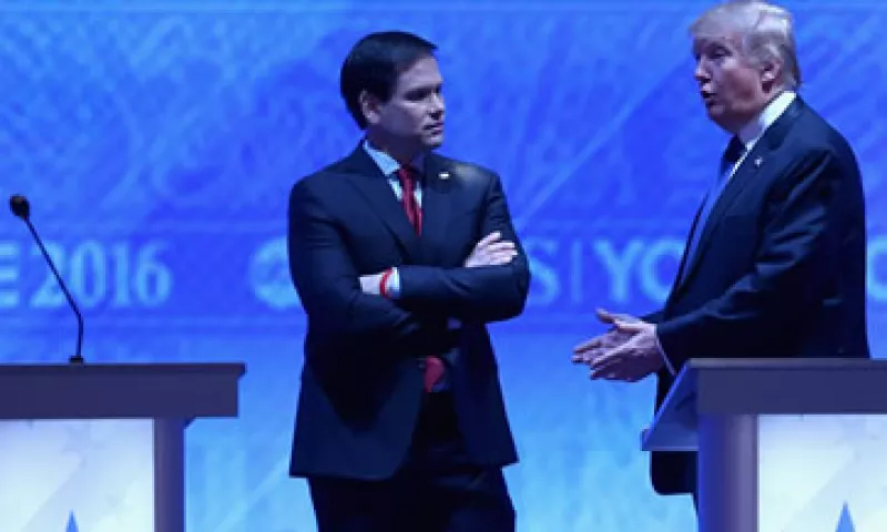 Rubio y Trump intercambian impresiones durante un descanso en el debate en Manchester (Foto: AFP)